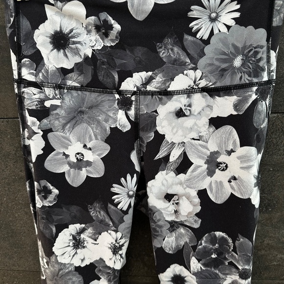 OLD NAVY GRAY Floral Cropped Yoga Leggings Size M - Picture 4 of 8